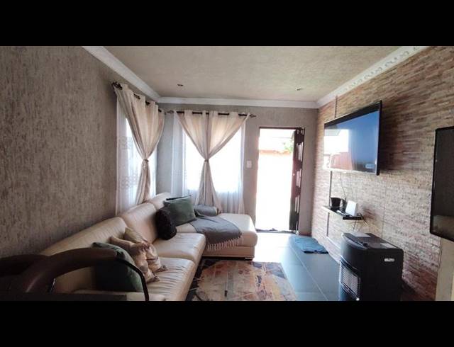 2 BEDROOM HOUSE FOR SALE IN PROTEA GLEN